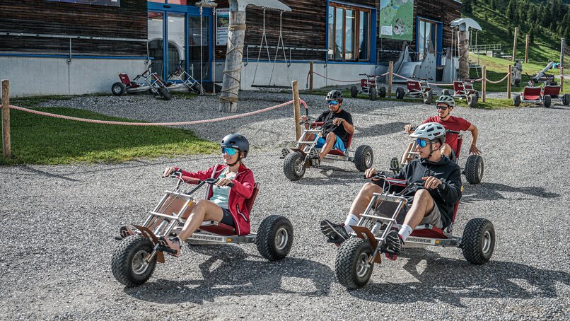 Eine Gruppe startet mit den Gravity Carts an der Bergstation in der Silvretta Montafon. | © Silvretta Montafon - Vanessa Strauch