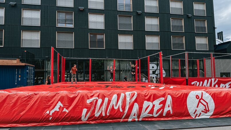 Kinder springen auf dem großen Trampolin in der Jump Area im Silvretta Park Montafon | © Silvretta Montafon - Vanessa Strauch