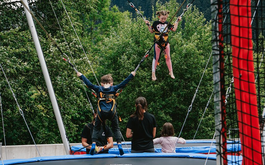 Kinder spingen in der Jump & Ride Area im Silvretta Park Montafon | © Silvretta Montafon - Vanessa Strauch