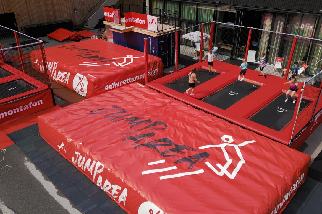 Die Jump Area im Silvretta Park Montafon von oben mit Bungee Trampoline, Airbags, großen Trampolinen und vielem mehr | © Silvretta Montafon - Niklas Kirchler