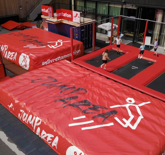 Die Jump Area im Silvretta Park Montafon von oben mit Bungee Trampoline, Airbags, großen Trampolinen und vielem mehr | © Silvretta Montafon - Niklas Kirchler