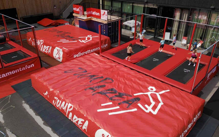 Die Jump Area im Silvretta Park Montafon von oben mit Bungee Trampoline, Airbags, großen Trampolinen und vielem mehr | © Silvretta Montafon - Niklas Kirchler