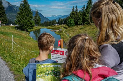 Drei Kinder an einer Station des Wanderweges in der Silvretta Montafon. | © Silvretta Montafon - Vanessa Strauch