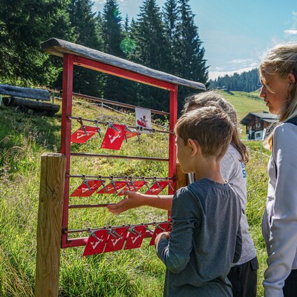 Drei Kinder an einer Station des Wanderweges in der Silvretta Montafon. | © Silvretta Montafon - Vanessa Strauch