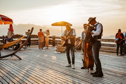 Drei Musiker beim Sonnenuntergang am Hochjoch in der Silvretta Montafon | © Silvretta Montafon - Vanessa Strauch