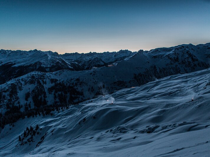 Aussicht auf die verschneiten Berge und Schneekanonen in der Nacht. | © Silvretta Montafon - Daniel Zangerl