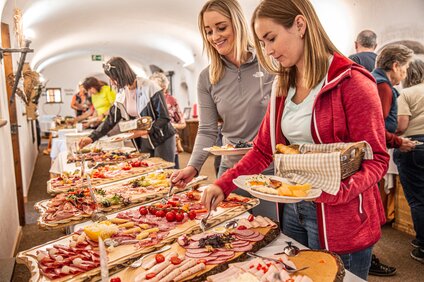Zwei Frauen bedienen sich am Frühstücksbuffet in der Nova Stoba in der Silvretta Montafon. | © Silvretta Montafon - Vanessa Strauch
