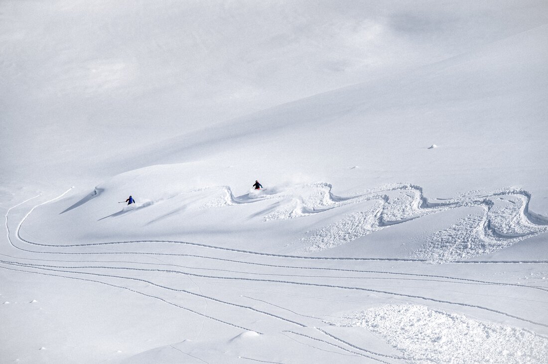Zwei Freerider ziehen bei der Abfahrt eine kurvige Spur in den Schnee in der Silvretta Montafon. | © Silvretta Montafon - Andreas Vigl