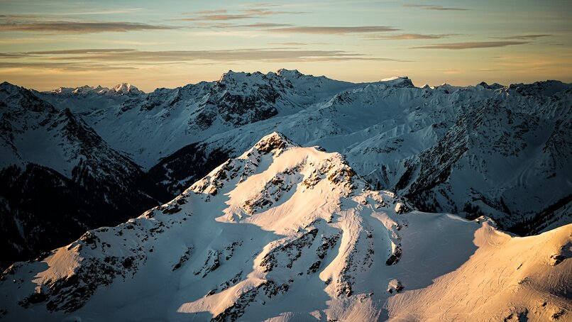 Verschneites Bergpanorama im Morgenlicht. | © Silvretta Montafon - Vanessa Strauch