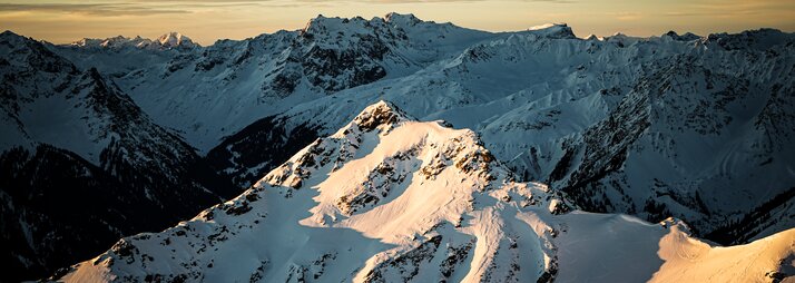Verschneites Bergpanorama im Morgenlicht. | © Silvretta Montafon - Vanessa Strauch