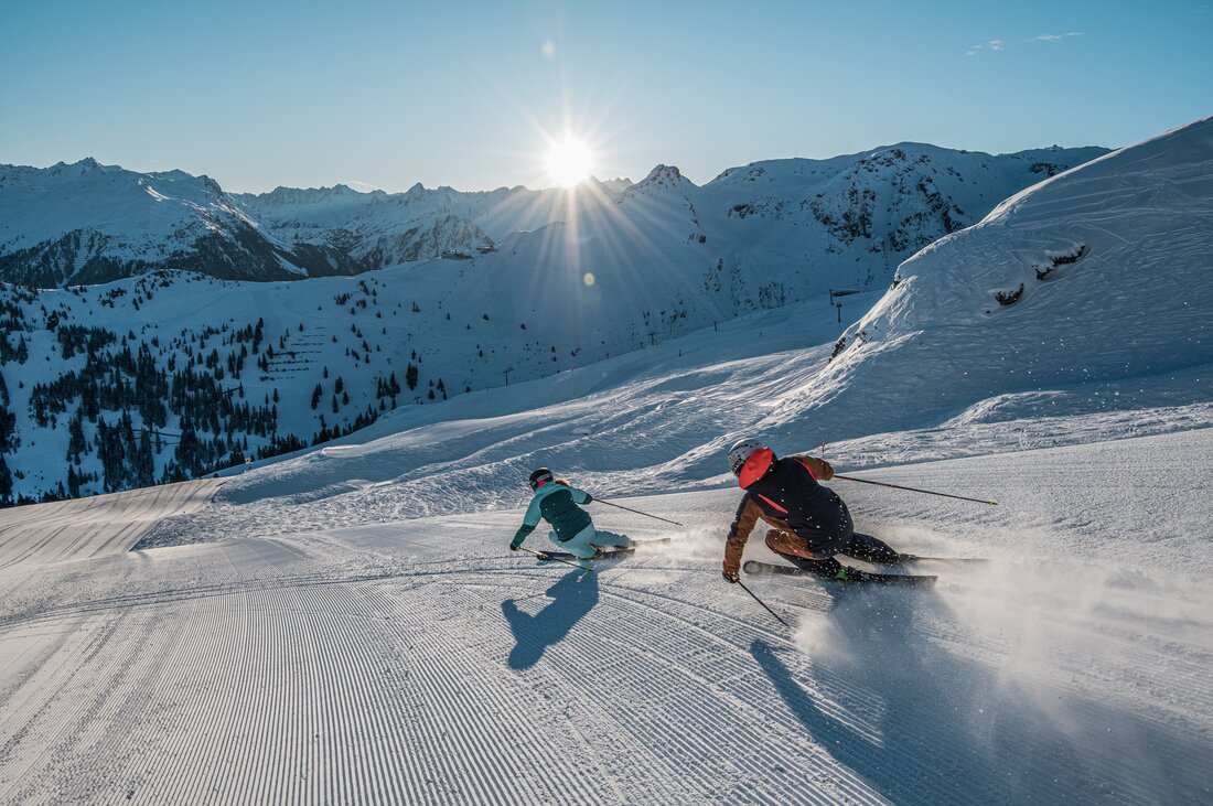 Zwei Skifahrer auf unverspurter Piste im Morgenlicht. | © Daniel Hug - Silvretta Montafon