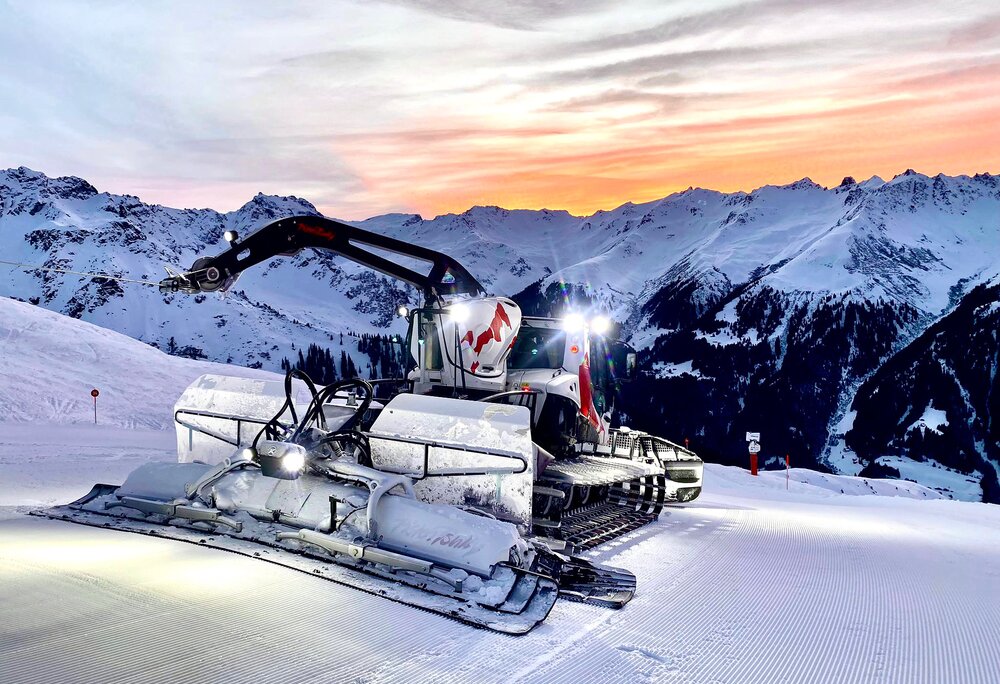 Ein Pistenbully im Abendlicht im Skigebiet Silvretta Montafon. | © Silvretta Montafon