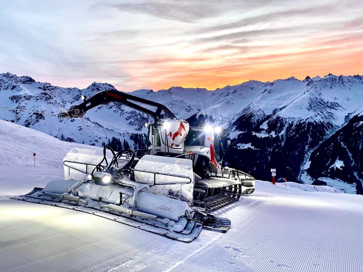 Ein Pistenbully im Abendlicht im Skigebiet Silvretta Montafon. | © Silvretta Montafon