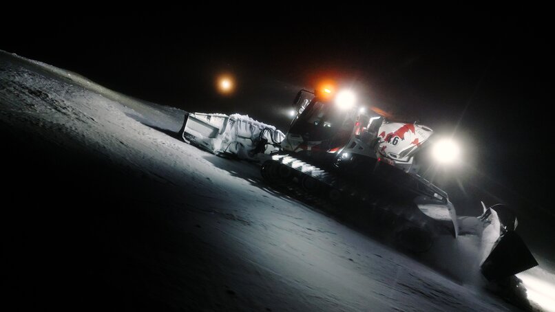 Ein Pistenbully schiebt Schnee auf einer Piste in der Nacht. | © Silvretta Montafon