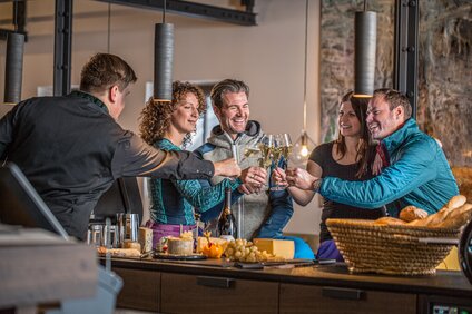 Eine Gruppe bei der Weinprobe in der Vinnova in der Silvretta Montafon. | © Silvretta Montafon