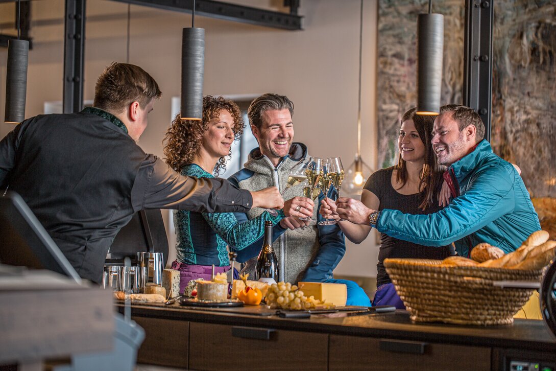 Eine Gruppe bei der Weinprobe in der Vinnova in der Silvretta Montafon. | © Silvretta Montafon