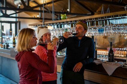 Eine Gruppe von Personen in einer Weinstube bei der Verköstigung eines Weines. | © Silvretta Montafon - Vanessa Strauch