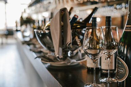 Weingläser und Wein auf einer Theke in einer Weinstube. | © Silvretta Montafon - Vanessa Strauch