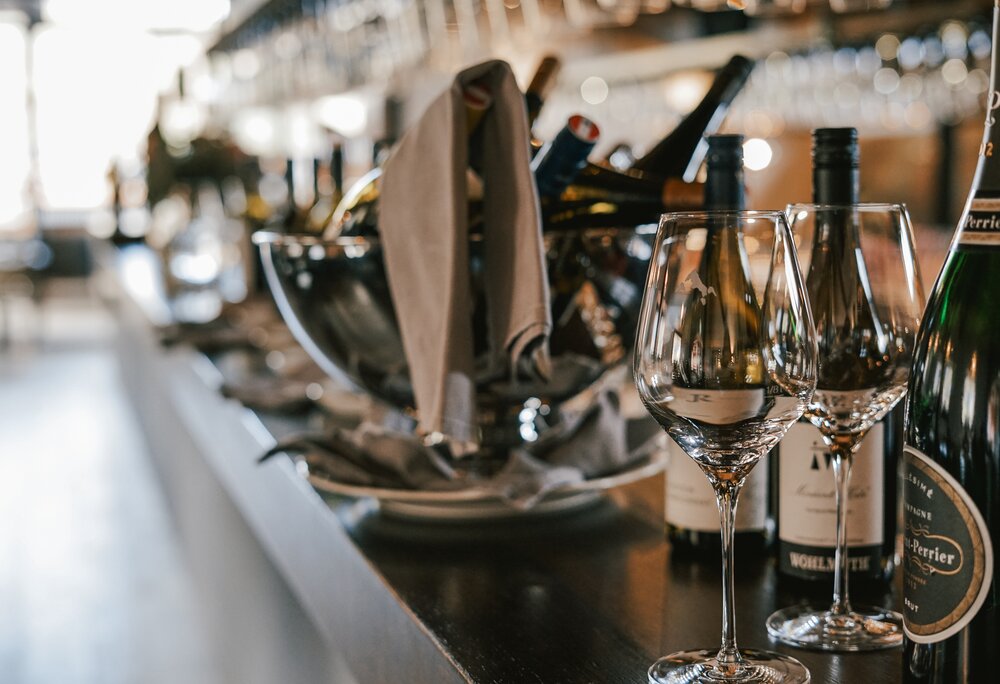 Weingläser und Wein auf einer Theke in einer Weinstube. | © Silvretta Montafon - Vanessa Strauch