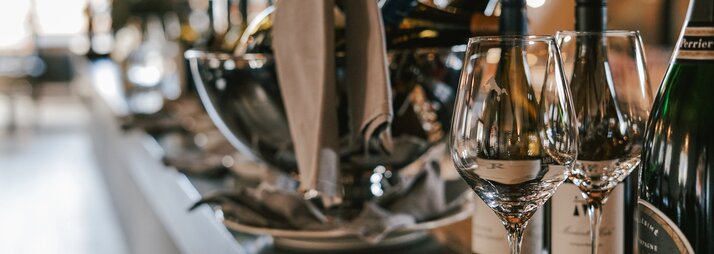 Weingläser und Wein auf einer Theke in einer Weinstube. | © Silvretta Montafon - Vanessa Strauch