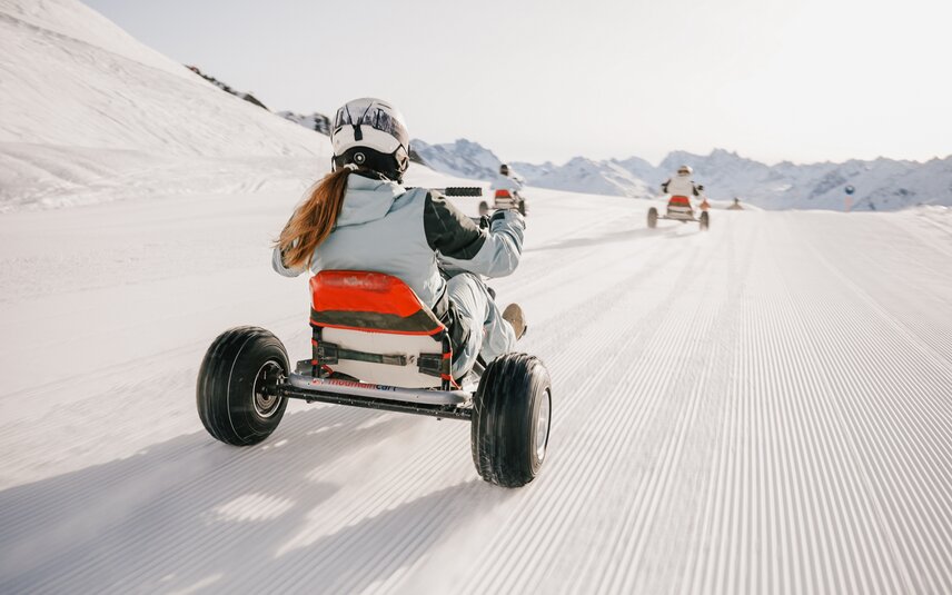 Eine Person fährt auf einem Mountaincart auf einer Skipiste. | © Silvretta Montafon - Niklas Kirchler