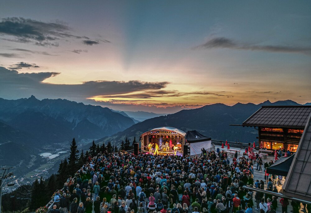 Konzert in der Silvretta Montafon beim Sonnenuntergang auf der Terrasse vom Kapellrestaurant | © Silvretta Montafon - Vanessa Strauch
