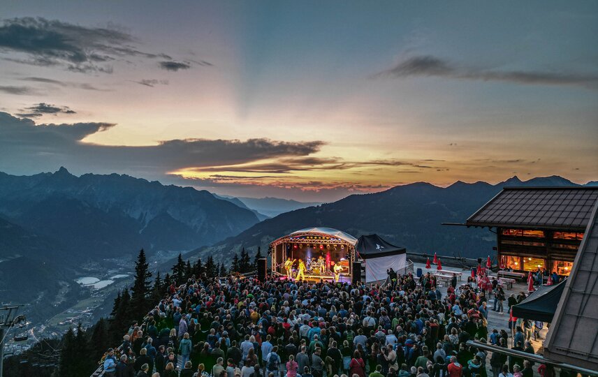 Konzert in der Silvretta Montafon beim Sonnenuntergang auf der Terrasse vom Kapellrestaurant | © Silvretta Montafon - Vanessa Strauch
