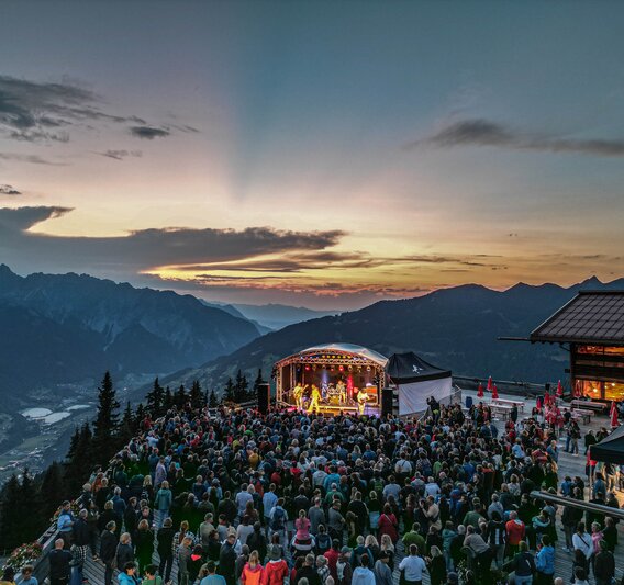 Konzert in der Silvretta Montafon beim Sonnenuntergang auf der Terrasse vom Kapellrestaurant | © Silvretta Montafon - Vanessa Strauch