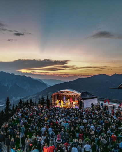 Konzert in der Silvretta Montafon beim Sonnenuntergang auf der Terrasse vom Kapellrestaurant | © Silvretta Montafon - Vanessa Strauch