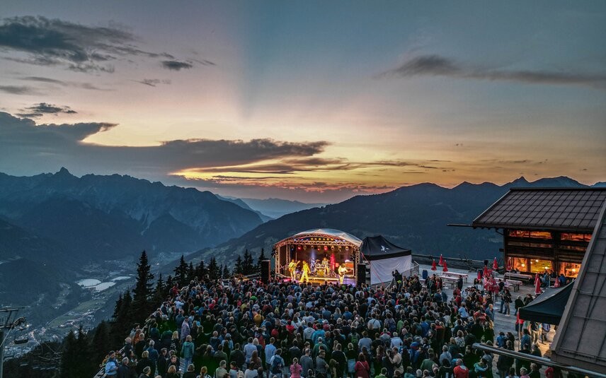 Konzert in der Silvretta Montafon beim Sonnenuntergang auf der Terrasse vom Kapellrestaurant | © Silvretta Montafon - Vanessa Strauch