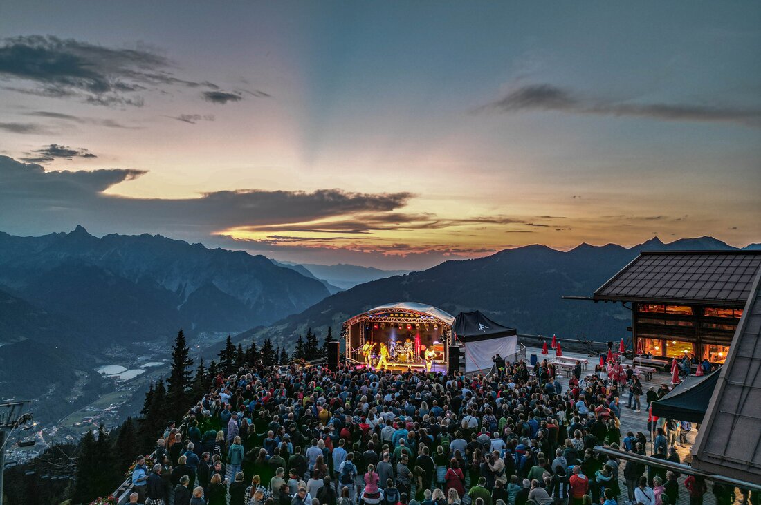 Konzert in der Silvretta Montafon beim Sonnenuntergang auf der Terrasse vom Kapellrestaurant | © Silvretta Montafon - Vanessa Strauch