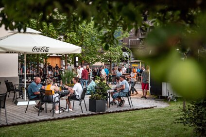 Viele Menschen im Biergarten vor dem Josefsheim in der Silvretta Montafon. | © Silvretta Montafon - Frederike Weber