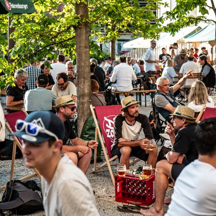 Biergarten mit vielen Menschen in der Silvretta Montafon. | © Silvretta Montafon - Frederike Weber