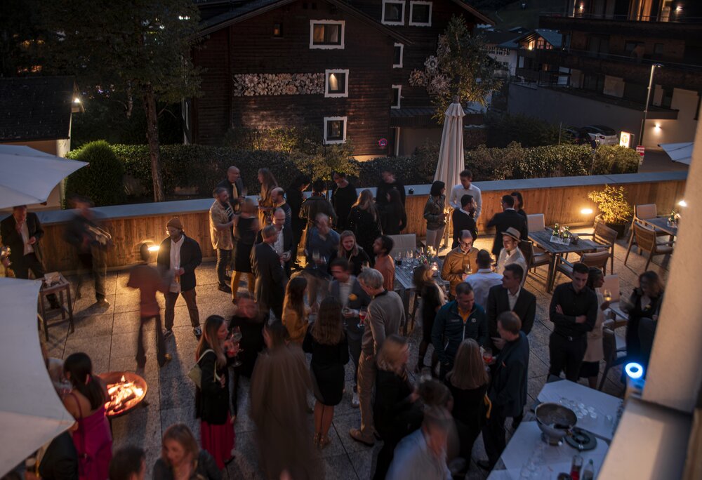 Eine gefüllte Terrassse am Abend bei einer Veranstaltung im Sporthotel Silvretta Montafon in Gaschurn. | © Mara Baues - Sporthotel Silvretta Montafon