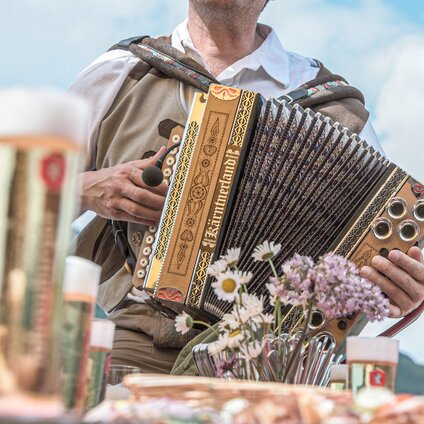 Jemand spielt eine Harmonika. | © Silvretta Montafon - Jutta Detjen