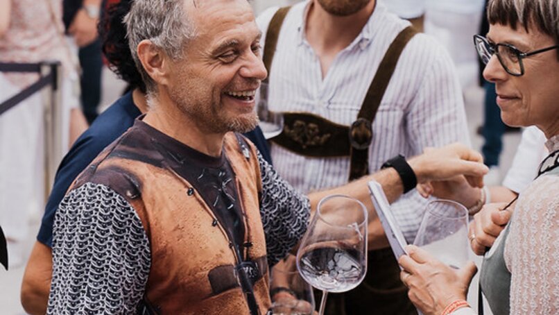 Ein Mann und eine Frau in Tracht trinken gemeinsam ein Glas Wein | © Silvretta Montafon - GOODGUYPAEZ