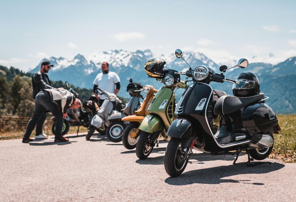 Italo Day - Silvretta Montafon | © Silvretta Montafon Mehrere Vespa und ein paar Personen stehen in den Bergen der Silvretta Montafon.  | © Silvretta Montafon