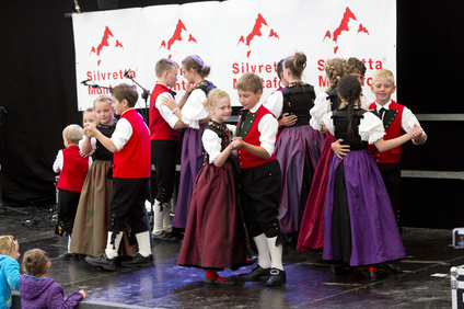 Kinder in Tracht tanzen auf einer Bühne in der Silvretta Montafon | © Silvretta Montafon
