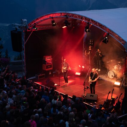 Krauthobel Konzert - Silvretta Montafon | © Silvretta Montafon- Frederike Weber Ein Konzert beim Sonnenuntergang mit bunter Beleuchtung und großem Publikum | © Silvretta Montafon- Frederike Weber