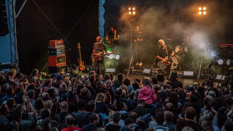 Krauthobel Konzert - Silvretta Montafon | © Silvretta Montafon - Frederike Weber Ein Konzert beim Sonnenuntergang mit bunter Beleuchtung und großem Publikum | © Silvretta Montafon - Frederike Weber
