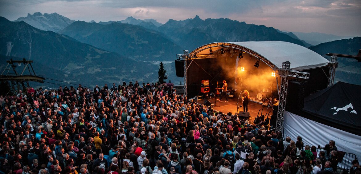 Krauthobel Konzert - Silvretta Montafon | © Silvretta Montafon - Frederike Weber Ein Konzert beim Sonnenuntergang mit bunter Beleuchtung und großem Publikum | © Silvretta Montafon - Frederike Weber