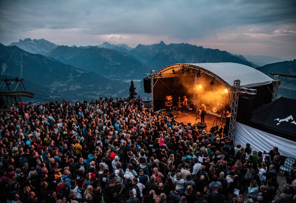 Krauthobel Konzert - Silvretta Montafon | © Silvretta Montafon - Frederike Weber Ein Konzert beim Sonnenuntergang mit bunter Beleuchtung und großem Publikum | © Silvretta Montafon - Frederike Weber
