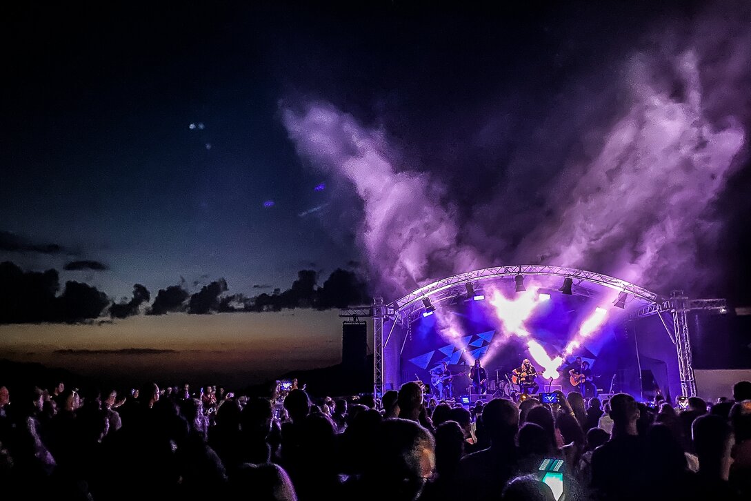 Krauthobel Konzert - Silvretta Montafon | © Silvretta Montafon - Frederike Weber Ein Konzert beim Sonnenuntergang mit bunter Beleuchtung und großem Publikum | © Silvretta Montafon - Frederike Weber