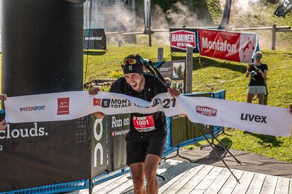 Ein Läufer beim Zieleinlauf des Montafon Totale Trail in der Silvretta Montafon. | © Silvretta Montafon - Frederike Weber