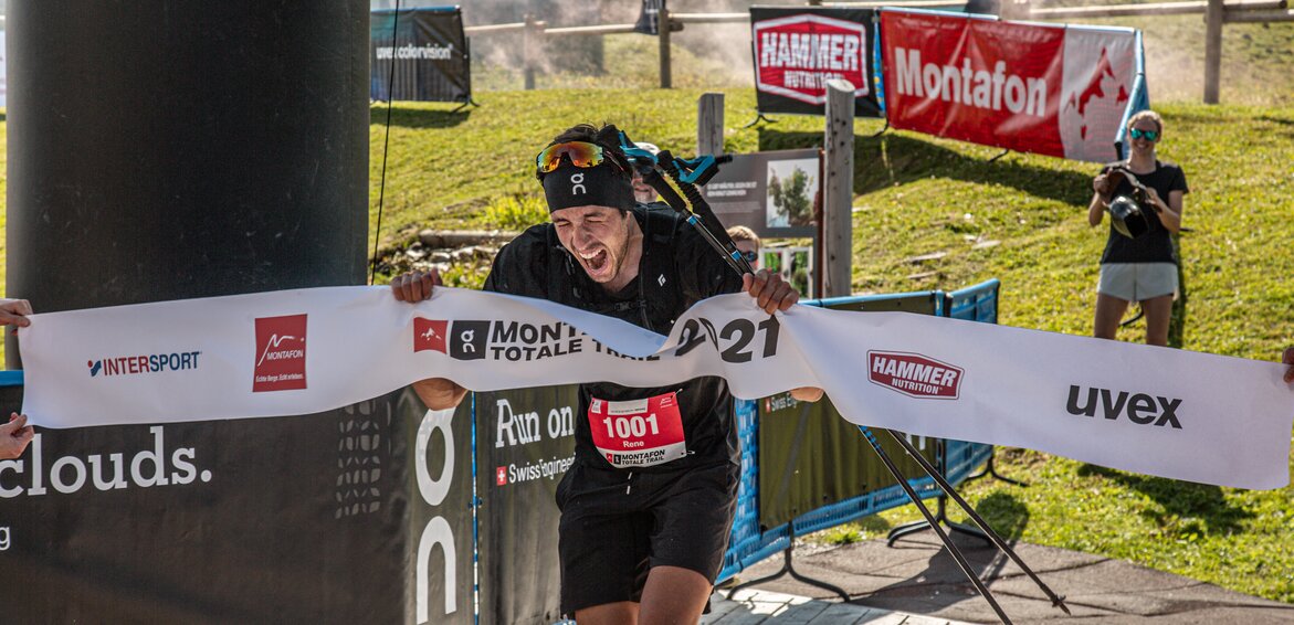 Ein Läufer beim Zieleinlauf des Montafon Totale Trail in der Silvretta Montafon. | © Silvretta Montafon - Frederike Weber