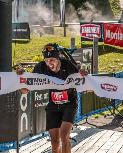 Ein Läufer beim Zieleinlauf des Montafon Totale Trail in der Silvretta Montafon. | © Silvretta Montafon - Frederike Weber