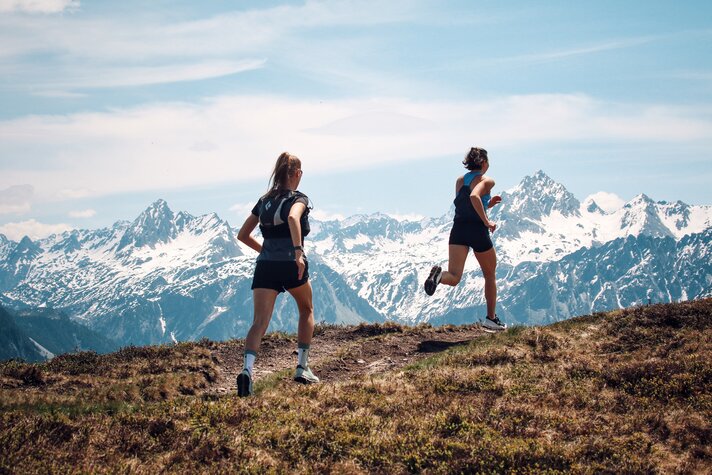 Zwei Läuferinnen beim Montafon Totale Trail in der Silvretta Montafon. | © Silvretta Montafon - Rene Antmann