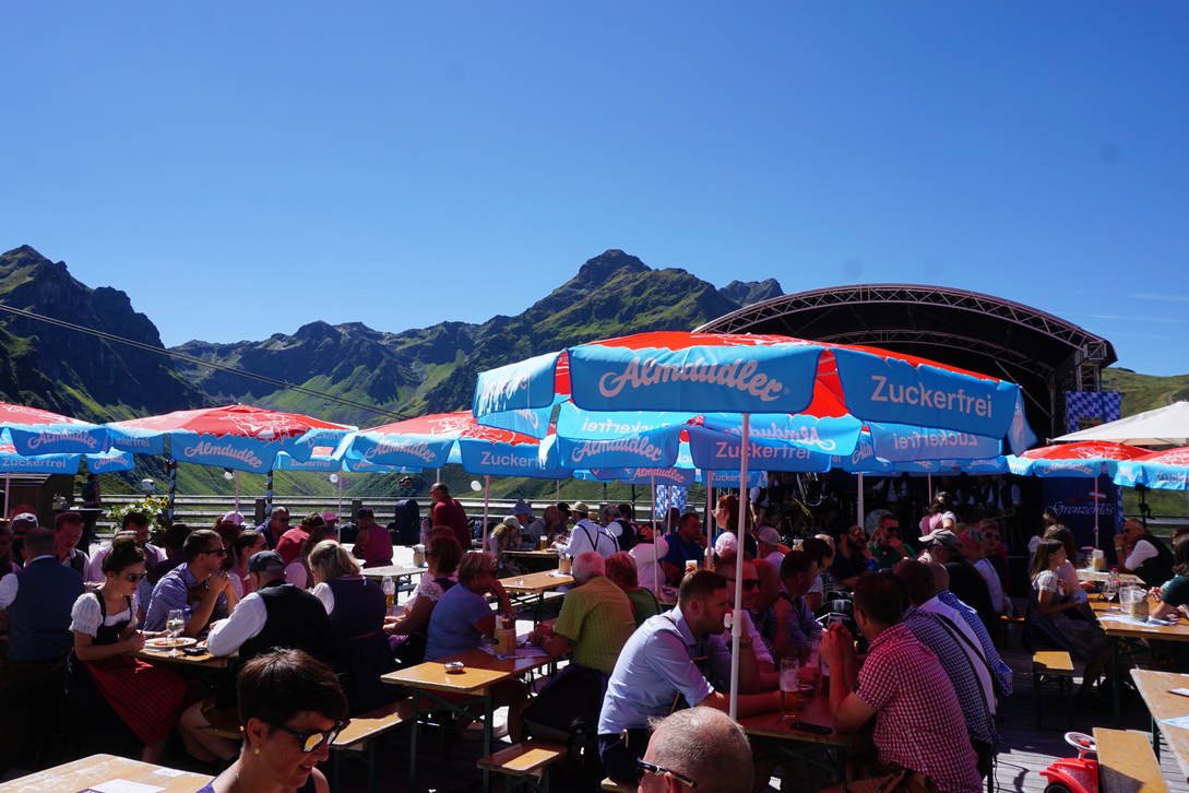 Die Terrasse der Nova Stoba beim Oktoberfest in der Silvretta Montafon. | © Vanessa Strauch - Silvretta Montafon