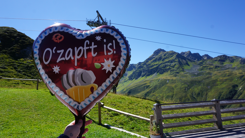 Ein Herz-Luftballon mit der Auffschrift "O'Zapft is!" | © Vanessa Strauch - Silvretta Montafon
