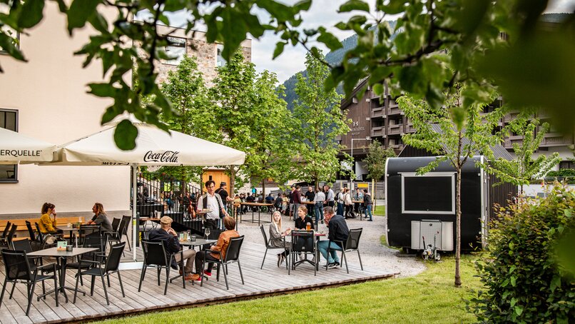 Eine gefüllte Terrasse im Sommer in der Silvretta Montafon. | © Silvretta Montafon - Friederike Weber